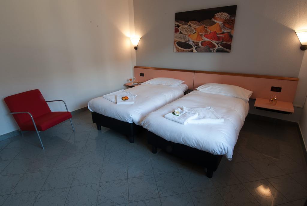 Hotel Bahnhof Haus Chiasso Exterior foto