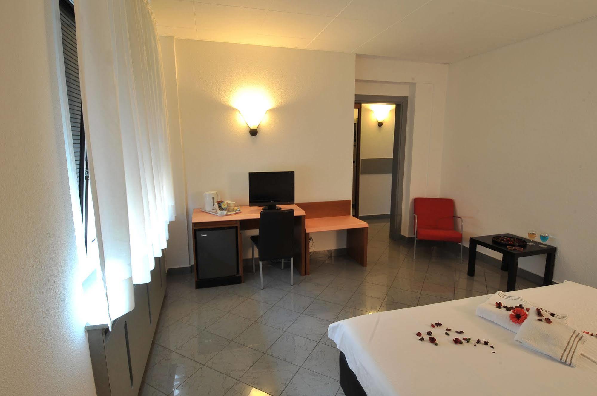 Hotel Bahnhof Haus Chiasso Exterior foto
